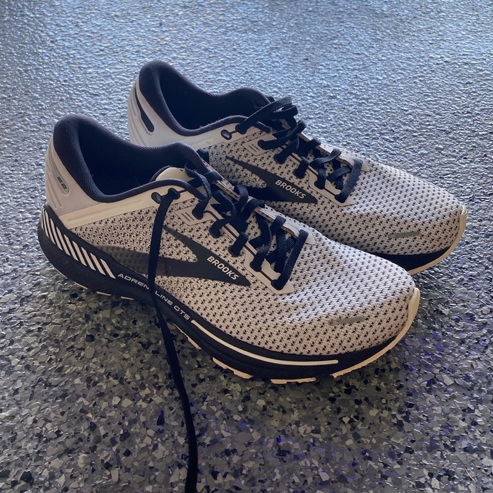 brooks athletic shoes men’s size 10. adrenaline GTS 22. black and white